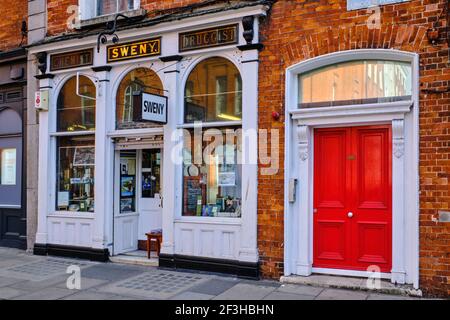 Repubblica d'Irlanda, Dublino, chimico e drago di Sweny, a Lincoln Place, menzionato negli Ulisse di James Joyce, dove Bloom acquistò il suo profumo di limone Foto Stock