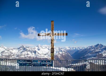 Crocifisso sulla cima del monte Klein Cervino in Svizzera Foto Stock