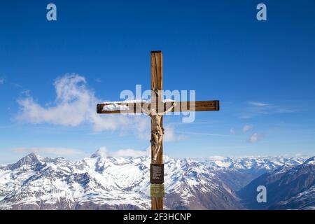 Crocifisso sulla cima del monte Klein Cervino in Svizzera Foto Stock