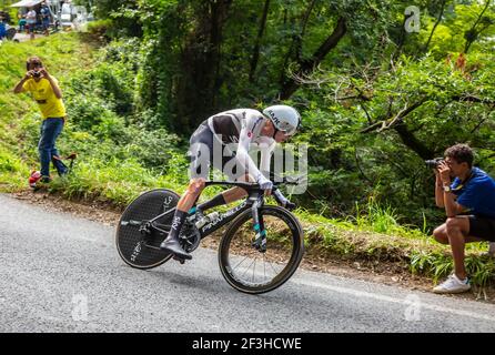 Espelette, Francia - Luglio 28,2018: Il ciclista britannico Chris Froome del Team Sky cavalcando durante l'individuo contro la ventesima tappa dell'Orologio del Tour de F. Foto Stock
