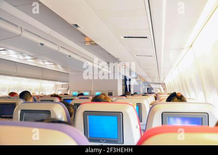 Cabina di in volo aereo passeggeri con volo specs mostra sul personale del  passeggero monitor poggiatesta Foto stock - Alamy
