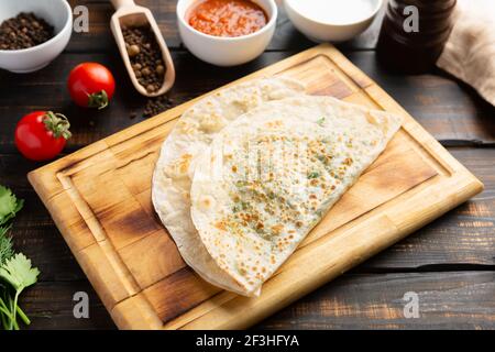 Gutab piatto nazionale azerbaigiano con carne e verdure insieme con yogurt e suma su tavola di legno Foto Stock