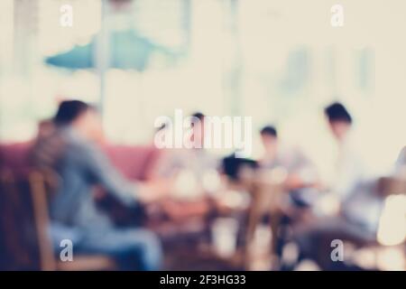 Persone sedute in caffetteria, sfondo sfocato - effetto colore vintage e retrò Foto Stock