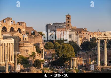 Italia, Lazio, Roma, Vista del Foro Romano guardando verso il Colosseo Foto Stock