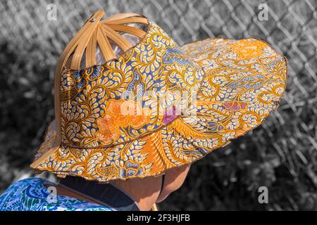 Donna che indossa lo stile orientale cappello a Bournemouth Air Festival, Dorset Regno Unito nel mese di agosto Foto Stock