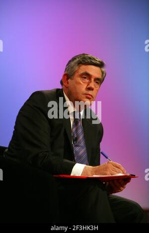 Il primo Ministro Gordon Brown siede con la presentatrice Mariella Frostrup Una sessione di domande e risposte alla conferenza del Partito laburista pic David Sandison Foto Stock