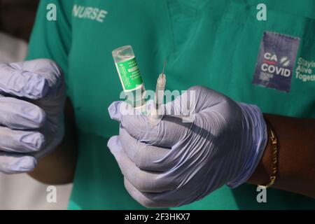 Un flaconcino contenente il vaccino Oxford/AstraZeneca coronavirus Disease (COVID-19) è stato osservato presso il CENTRO DI ISOLAMENTO CACOVID, CONTINENTALE, OSPEDALE PER MALATTIE INFETTIVE, YABA, a Lagos, Nigeria. Foto Stock