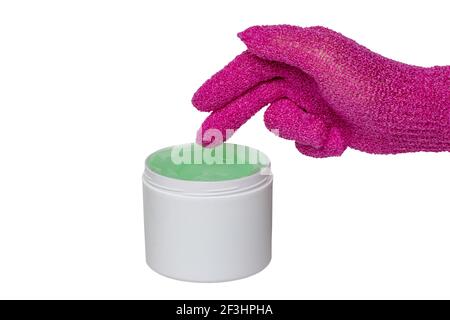 Closeup di un contenitore aperto con gel refrigerante (balsamo cavallo) per lesioni sportive e un guanto da massaggio rosa isolato su sfondo bianco. La mano vuole Foto Stock