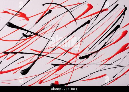 Linee sottili rosse e nere e schizzi disegnati su sfondo bianco. Sfondo d'arte astratto con pennellata decorativa. Pittura acrilica con grafico str Foto Stock