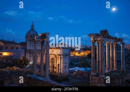 Italia, Lazio, Roma, Vista del Foro Romano, guardando verso il Tempio di Saturno, l'Arco di Settimio Severo e la Chiesa dei Santi Luca e Martina - Churc Foto Stock