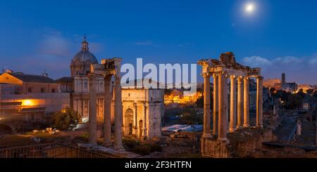 Italia, Lazio, Roma, Vista del Foro Romano, guardando verso il Tempio di Saturno, l'Arco di Settimio Severo e la Chiesa dei Santi Luca e Martina - Churc Foto Stock