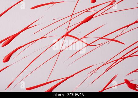 Linee rosse sottili e schizzi disegnati su sfondo bianco. Sfondo d'arte astratto con pennellata decorativa. Pittura acrilica con striscia grafica. Foto Stock