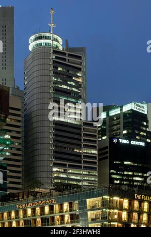 L'edificio commerciale Hitachi Tower è stato progettato da Murphy/Jahn e dalla ditta locale Architects 61 Pte Ltd. E' stato completato nel 1992. Il Fullerton Bay ho Foto Stock