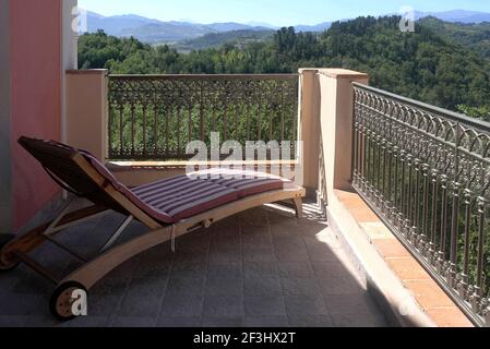 Angolo di terrazza con mobili antichi francesi e oggetti raccolti durante i viaggi in europa. | Designer: Urs Hofstetter Foto Stock