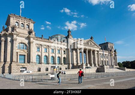 Edificio e cupola del Reichstag tedesco a Berlino, Germania Foto Stock