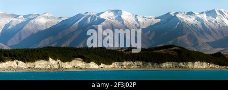 Vista panoramica sul lago Pukaki fino alle cime innevate della catena ben Ohau, Twizel, Canterbury, Nuova Zelanda Foto Stock