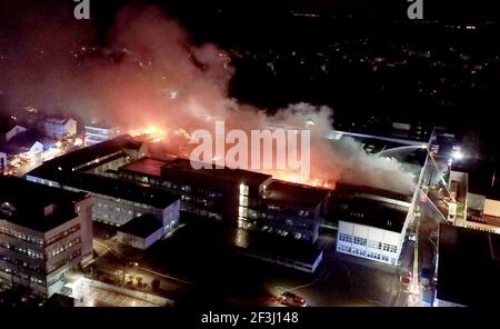 Baden-Wuerttemberg, Wernau (Neckar) 17 marzo 2021, i vigili del fuoco spengono un grande incendio nei locali di Bosch Thermotechnology a Wernau vicino Esslingen. (Fotografia aerea scattata con un drone). La polizia stima che i danni siano in milioni. (A dpa: 'Bosch hall a Wernau è in fiamme - danni in milioni') Foto: Kohls/SDMG/dpa Credit: dpa Picture Alliance/Alamy Live News Foto Stock