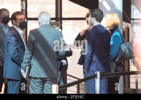 17 marzo 2021, Baden-Wuerttemberg, Stoccarda: Delegazione della CDU, Wolfgang Reinhart (l-r), presidente del gruppo parlamentare della CDU nel parlamento di Stato del Baden-Württemberg, Thomas Strobl, ministro degli interni del Baden-Württemberg e presidente della CDU Baden-Württemberg, Nicole Razavi, membro del parlamento di Stato del Baden-Württemberg, Manuel, Hagel, Il Segretario Generale della CDU Baden-Württemberg e Stefanie Bürkle, Amministratore Distrettuale del distretto di Sigmaringen, parlano prima di colloqui esplorativi dopo le elezioni dello Stato nel Baden-Württemberg. I Verdi stanno tenendo colloqui Foto Stock