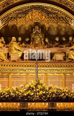 Statue sull'altare dell'East End all'interno della cattedrale di Liverpool, la cattedrale anglicana di Liverpool, Merseyside, Inghilterra, UK | architetto: Giles Gilbe Foto Stock