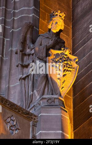 Una statua all'interno della Lady Chapel all'interno della cattedrale di Liverpool, la cattedrale anglicana di Liverpool, Merseyside, Inghilterra, UK | architetto: Giles Gilbert SC Foto Stock