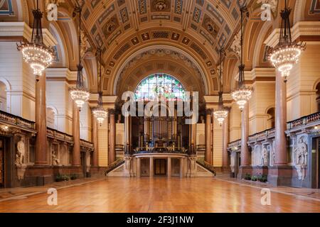 L'imponente organo e pavimento in legno protettivo nella Great Hall, St Georges Hall a Liverpool, Merseyside, Inghilterra, UK | architetto: Sir Charles Coc Foto Stock