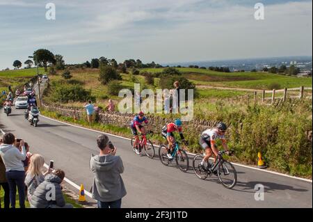 File photo datato 14-09-2019 dei leader del ciclo di salita attraverso la cima del Werneth Low Country Park durante la fase otto del OVO Energy Tour della Gran Bretagna da Altrincham a Manchester. Data di emissione: Mercoledì 17 marzo 2021. Foto Stock