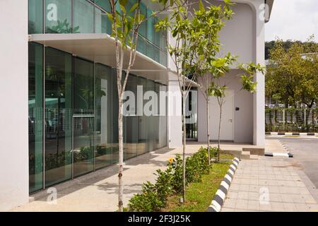 Digi Technology Operation Center, Subang High Tech Park, Kuala Lumpur in Malesia. Le caratteristiche ecologiche dell'edificio includono una parete esterna piantata Foto Stock