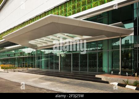 Digi Technology Operation Center, Subang High Tech Park, Kuala Lumpur in Malesia. Le caratteristiche ecologiche dell'edificio includono una parete esterna piantata Foto Stock