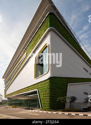 Digi Technology Operation Center, Subang High Tech Park, Kuala Lumpur in Malesia. Le caratteristiche ecologiche dell'edificio includono una parete esterna piantata Foto Stock