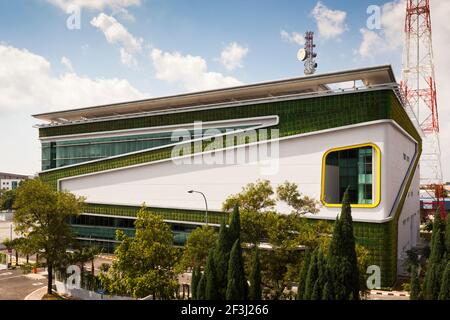 Digi Technology Operation Center, Subang High Tech Park, Kuala Lumpur in Malesia. Le caratteristiche ecologiche dell'edificio includono una parete esterna piantata Foto Stock