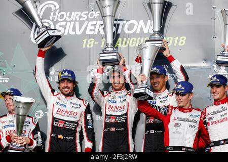 08 ALONSO Fernando (spa), BUEMI Sebastien (che), NAKAJIMA Kazuki (jpn), Toyota TS050 ibrida lmp1 del team Toyota Gazoo Racing, podio nel 2018 del Campionato Mondiale FIA WEC Endurance 6 ore di Silverstone, Inghilterra, dal 16 al 19 agosto - Foto Clement Marin / DPPI Foto Stock