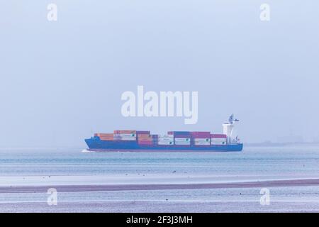 Spedizione sul Tamigi - Container Ship 'Pavo J' durante il tragitto Da Tilbury a Bilbao avvicinandosi alla foce dell'estuario del Tamigi in anticipo Una mattina di marzo Foto Stock