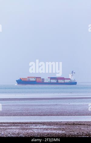 Spedizione sul Tamigi - Container Ship 'Pavo J' durante il tragitto Da Tilbury a Bilbao avvicinandosi alla foce dell'estuario del Tamigi in anticipo Una mattina di marzo Foto Stock