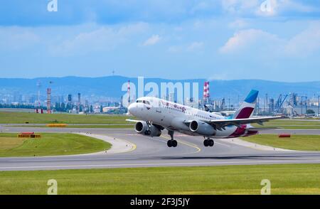 schwechat, austria, 20 maggio 2019, gli aeromobili eurowings decolorano all'aeroporto internazionale di vienna Foto Stock
