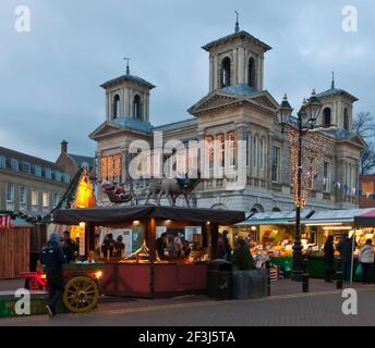 Vista del mercatino di Natale a Kingston Market Square, con renne e padre Natale in slitta sopra la bancarella di cibo. Foto Stock