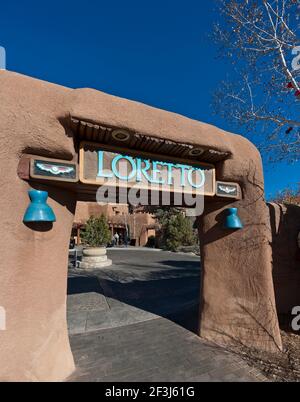 Vista dell'arco d'ingresso in un muro di adobe presso l'Inn & Spa a Loretto, Sant Fe, New Mexico, Foto Stock