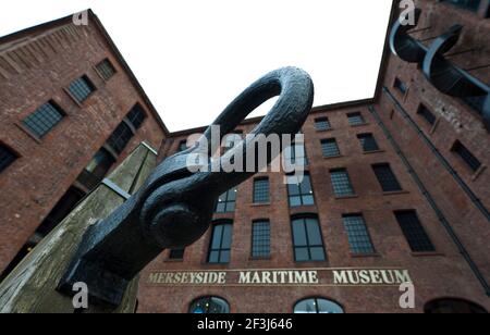 Dettaglio dell'ingresso al Merseyside Maritime Museum, Albert Docks, Liverpool, con grande ancora in primo piano. Foto Stock