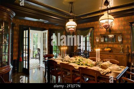 Sala da pranzo. Residenza coloniale britannica degli anni '30 recentemente restaurata nel quartiere francese di Shanghai. Il bagno presenta piastrelle fatte a mano ad ori Foto Stock