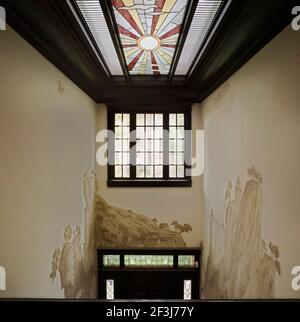 Residenza coloniale britannica degli anni '30 recentemente restaurata nel quartiere francese di Shanghai. Il corridoio e l'atterraggio sono realizzati in Chimoiseri dipinto a mano Foto Stock