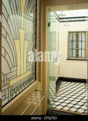 Bagno con doccia. Residenza coloniale britannica degli anni '30 recentemente restaurata nel quartiere francese di Shanghai. Il bagno presenta piastrelle fatte a mano ad ori Foto Stock