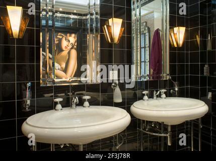 Bagno in stile Art Déco. Residenza coloniale britannica degli anni '30 recentemente restaurata nel quartiere francese di Shanghai. Il bagno è dotato di una mano Foto Stock