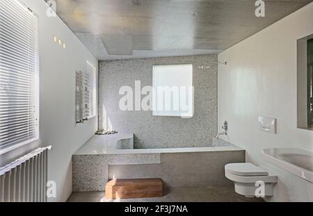 Bagno. Conversione di una casa a due corsie degli anni '30 a Nanhui Road, Shanghai, da parte di sciskewcollaborative (architetti di Singapore Koon Wee e i-Shin CH Foto Stock