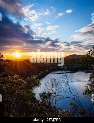 Tramonto con vista sul Blue Lake, Mount Gambier, Australia del Sud. Foto Stock