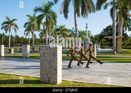 Cerimonia del cambio della guardia al cimitero Santa Ifigenia, il luogo di sepoltura di molti eroi rivoluzionari cubani, Santiago de Cuba, Cuba Foto Stock