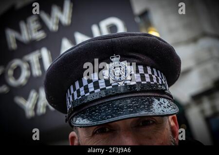 Metropolitan Police Officer indossare un cappello presso il cortile della scozia Fotografia di Jason Bye t: 07966 173 930 e: mail@jasonbye.com w: http://www.jasonbye.com Foto Stock