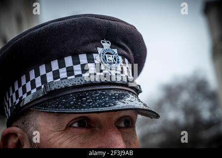 Metropolitan Police Officer indossare un cappello presso il cortile della scozia Fotografia di Jason Bye t: 07966 173 930 e: mail@jasonbye.com w: http://www.jasonbye.com Foto Stock