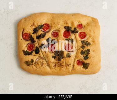 Focaccia, pizza, pane piatto con verdure, tradizione della cucina italiana. Foto Stock