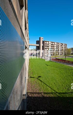 Vista dettagliata di un imbarco di sicurezza in acciaio su una parte del derelict Park Hill Estate, Sheffield, con il blocco in fase di rielaborazione da parte di Urban Splash nel di Foto Stock