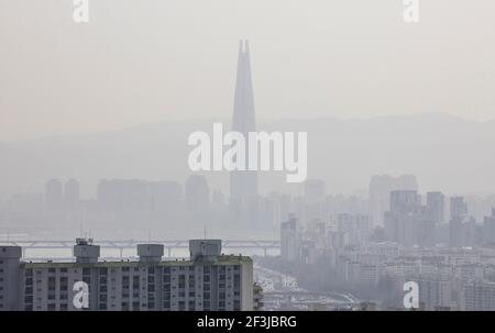 Seoul, Corea del Sud. 17 Marzo 2021. La foto scattata il 17 marzo 2021 mostra l'area del centro cittadino ricoperta di smog di Seoul, Corea del Sud. Credit: SEO Yu-Seok/Xinhua/Alamy Live News Foto Stock