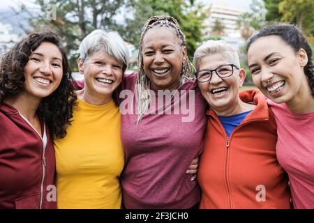 Felici donne multi generazionali che si divertono insieme - amici multirazziali Sorridere sulla macchina fotografica dopo l'allenamento sportivo all'aperto - fuoco principale su donne africane Foto Stock